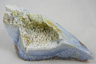 Abb. einer hellblauen Chalcedonstufe mit einem Hohlraum kleiner Quarzkristalle