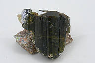 Abb. eines grünen 5 cm großen flachen Turmalinkristalls