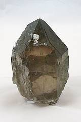 Abb. Zeigt eien enzelnen 12,5 cm großen Rauchquarzkristall der durchsichtig und hoch glänzend ist.