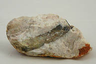 Abb. von einem 5 cm langen hellgelb bis grünen Beryllkristall im Pegmadit eingewachsen