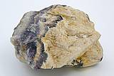 Abb. zeigt einen 18 x 18 cm großen gebänderten Amethyst mit weißem Überzug.