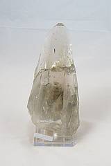 Abb. Zeigt eien 19 cm großen Bergkristall durch den quer eien Bruchfläche zu sehen ist, der Kristall verjüngt sich zur Spitze hin, Tessiner Habitus.